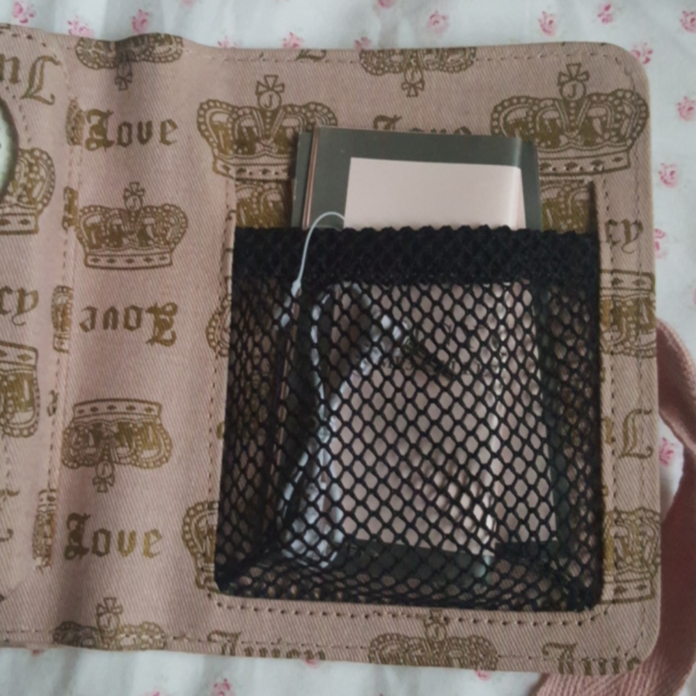 Juicy Couture pink & gold dots MP3 speaker wallet - Picture 5 of 11